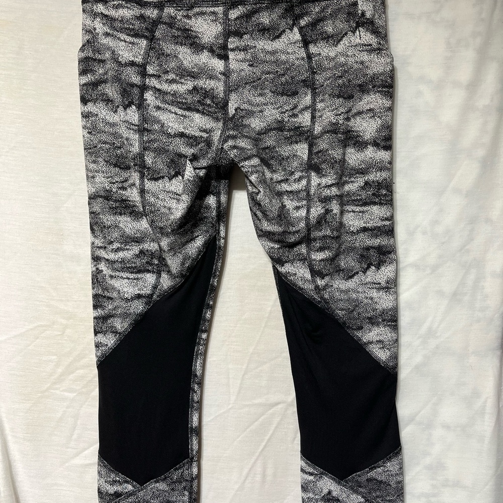 Lululemon Athletica Black and Gray‎ Camouflage Leggings - Picture 3 of 6